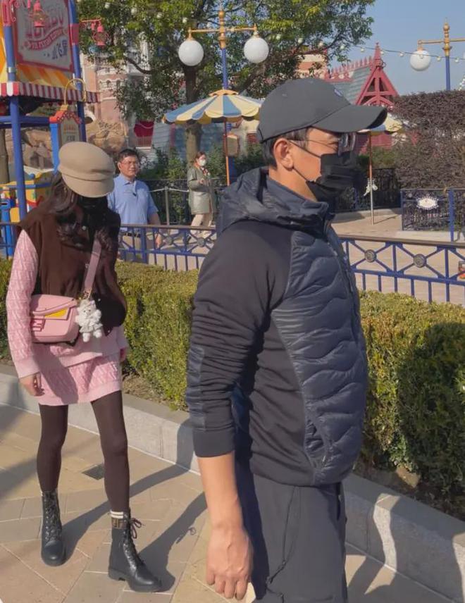 奢牌穿成土甜风罗晋身材发福像大爷尊龙凯时唐嫣夫妇带娃逛乐园女方把(图1)