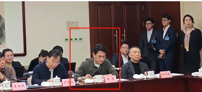 完两会就又获“新身份”网友：当仁不让尊龙凯时链接厉害！48岁靳东刚参加(图12)