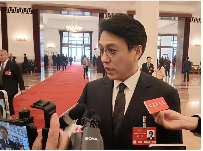 完两会就又获“新身份”网友：当仁不让尊龙凯时链接厉害！48岁靳东刚参加(图18)