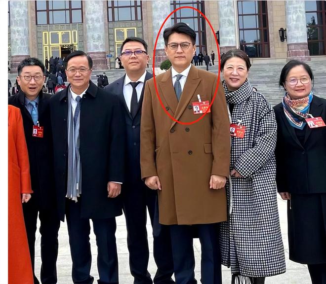 完两会就又获“新身份”网友：当仁不让尊龙凯时链接厉害！48岁靳东刚参加(图27)