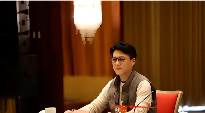 完两会就又获“新身份”网友：当仁不让尊龙凯时链接厉害！48岁靳东刚参加(图29)